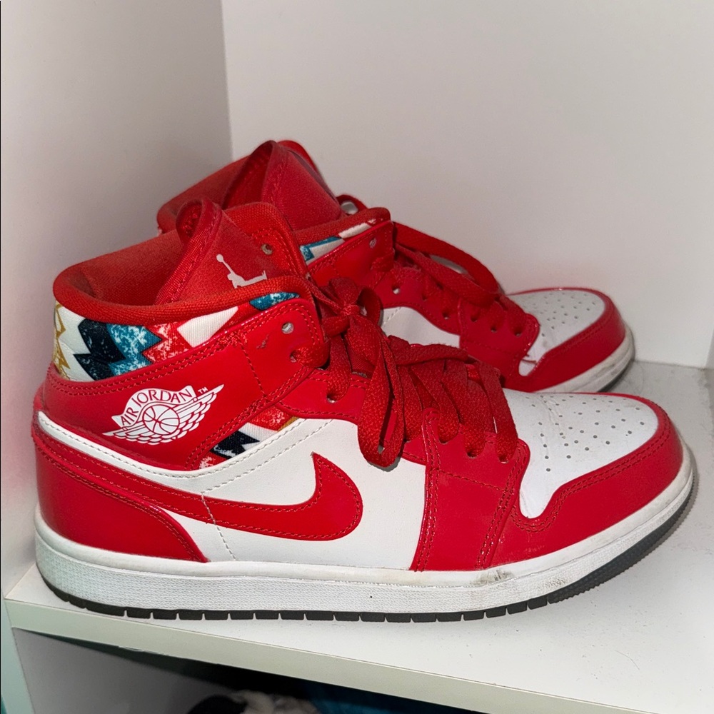 Jordan Mid Sneakers in Red and White

BARCELONA SWEATER